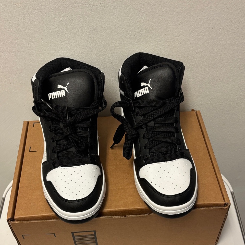 Puma Women’s or Men’s Black and White High-Top Sneakers, ( Men’s: 6 or Women:8) - Picture 6 of 8